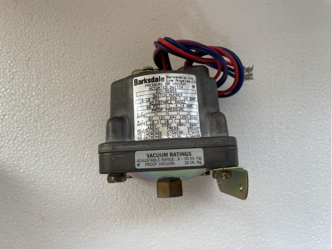 Barksdale D1H-H18SS Pressure or Vacuum Actuated Switch